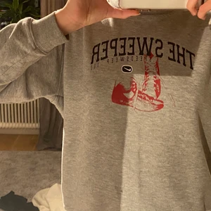 Vintage nike hoodie - Vintage nike hoddie från 80-90 skulle jag tippa på med jordans på❤️begagnat skick, inga fläckar. Budgivning ifall många intresserade. Strlk S ungefär Högsta bud: 200kr + frakt