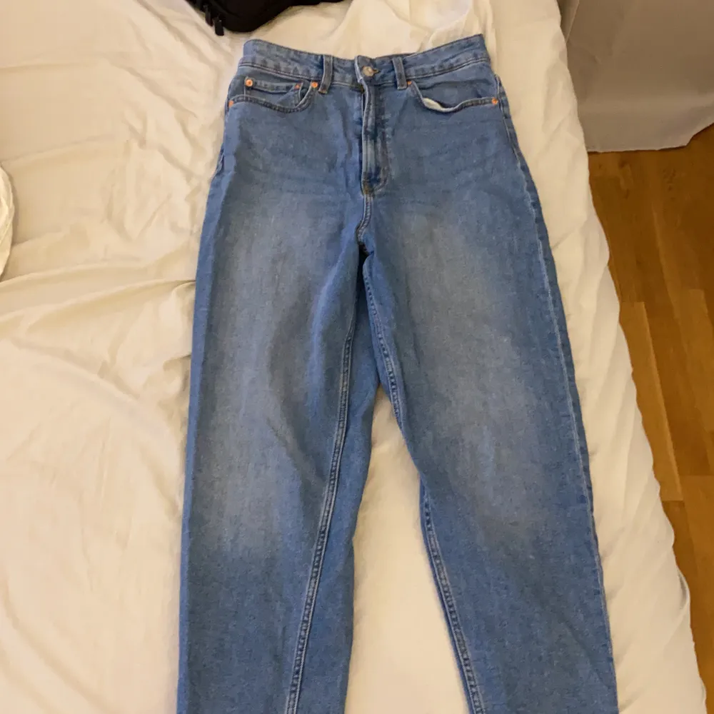 Ett par blåa min jeans som inte går ut vid anklarna. Lite små i storlek. . Jeans & Byxor.
