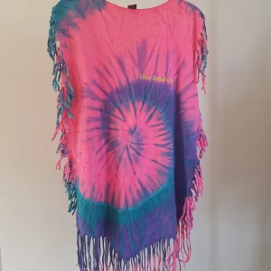 Tie dye tunika/klänning - Tie dye tunika/klänning med fransar. Säljes då den inte används. One size. Passar mig som är S/M -M/M. Frakt ingår. 