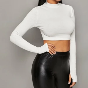 Crop topp  - Super fin topp, är då liten för mig:(( helt ny från shien och är i storlek M men skulle mer säga att den är som en S. Säljer för 80kr+ frakt💕💕✨