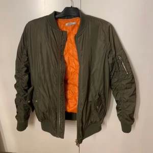 Jacka - En grön bomberjacka som jag inte använt så mycket. Väldigt skön och perfekt nu på hösten. Köpare står för frakt :)