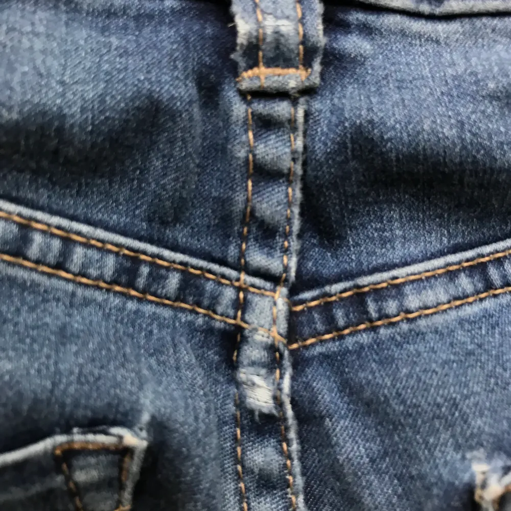 Mörkblå från Kappahl i storlek 34 men passar nog 36 också😚 lite slitna där bak men feta syns inte så väl. Jeans & Byxor.