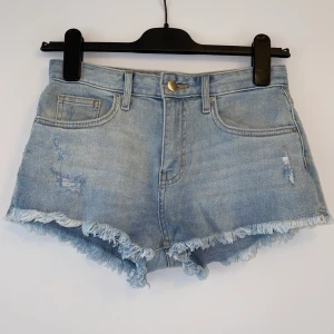 Ljusblåa shorts - Superfina ljusblåa jeansshorts från HM i superbra skick 🤍 köpt för ca 2 år sedan men bara använda ett fåtal gånger pga blev kär i kjolar 🤍 75kr + frakt 
