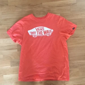 Vans-T-shirt  - tröjan är bara använd ett fåtal gånger och köpt på carlings. Den är i ett fint skick:) storlek M men passar xs&s som en oversized tröja.
