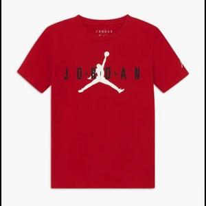 Jordan t shirt - anvönder inte längre, köparen står för frakt, jätte fin thirt i strlk M perfekt för folk i st xs-s om ni vill ha lite oversize
