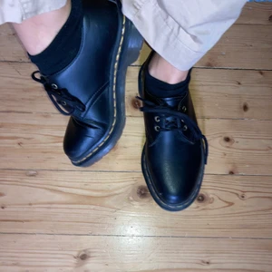Dr Martens Vegan Strl 38 - Ett par låga Dr Martens vegan i NYSKICK! Säljes pga på tok för oanvända. Kan skickas med brevduva eller mötas upp i centrala Uppsala! Hmu!
