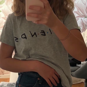 Grå friends tröja. - Skön vanlig grå t-shirt. Står fridens över bröstet i svart.😊 passar XS-L beroende på hur man vill att den ska sitta på😇 från HM.