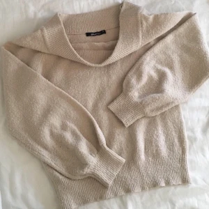 Stickad off-shoulder - Stickad beige off-shoulder tröja från gina tricot. Storlek XS. Lite nopprig. 