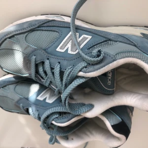 New Balance 991  - Säljer mina fina ljusblå New Balance i storlek 36, använda 2 gånger!