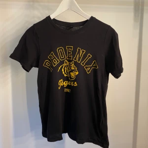 T-shirt - Snygg t-shirt från Gina Tricot! Använd några gånger!