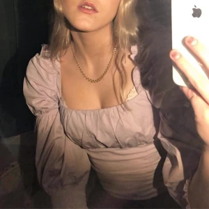 Lila topp - En jätte fin ljuslila topp, skitsnyggg. Säljer den pga att den är lite liten. Köpt för 199