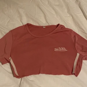 Von Dutch Vintage Crop Top 90’s XS  - Avklippt topp från 90’s märket Von Dutch! Lite nopprig då den är vintage. Buda i kommentarerna. Köparen står för frakten! 
