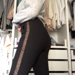 leopard kostymbyxor - snygga kostymbyxor från zara storlek L men sitter som M
