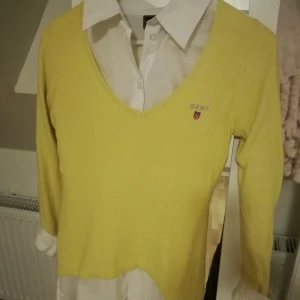 Gul cardigan - Tröjan är i bra skick. Möts endast upp,fraktar inget.