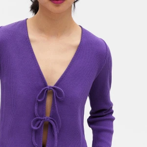 Lila cardigan från Monki - Säljer denna lila Cardigan från Monki, använd 2 gånger💞kom privat för bild🥰 frakt: 44kr
