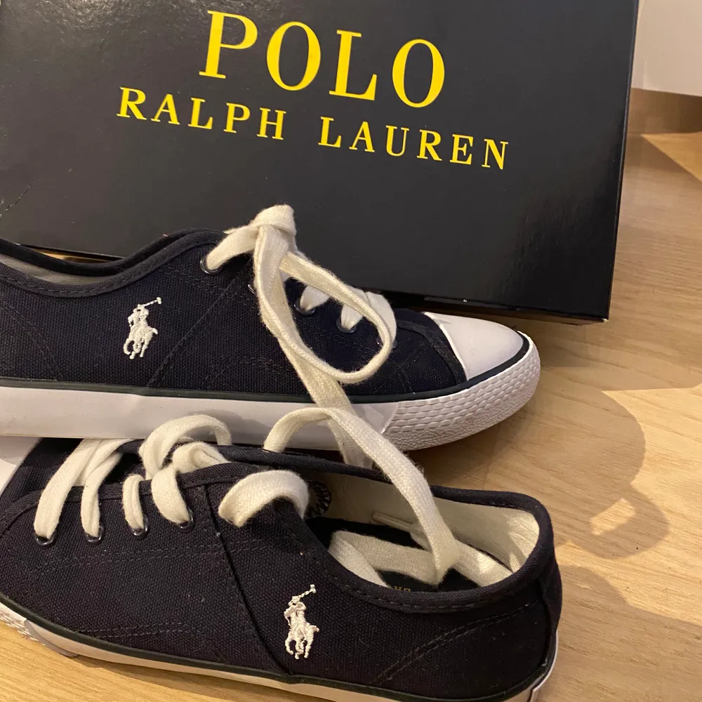 Ralph Lauren sneakers storlek 36. ▪️ Vädigt bra skick, knappt använda pga fel storlek för mig ▪️ frakt inkluderad i priset. Skor.