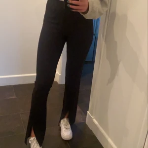 Kostymbyxor - Säljer dessa svarta kostymbyxor med slits från gina, väldigt bekväma och stretschiga i tyget! Bud just nu 100kr