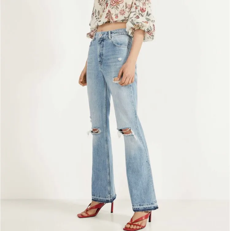 Dessa jätte fina,sköna o populära jeans från Bershka. Aldrig använt, helt nya. De är exakta samma modell på alla tre bilder men färgen på de jag säljer är ljusblåa som den sista bilden. Säljer i storlek 36 för 299kr ink frakt. Jeans & Byxor.