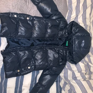 Benetton jacka - En mörkblå äkta Benetton jacka i storlek xxs/xs som är skitsnygg nu till höst/vinter