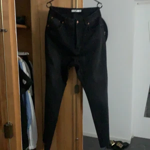 Jeans NA-KD - Jeans från NA-KD, storlek 40 men små i storleken så sitter som en 38. Helt oanvända endast testade. 