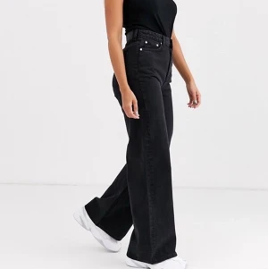 Weekday ace byxor  - Aldrig använda, köpte för 500kr💋 storlek 28/34