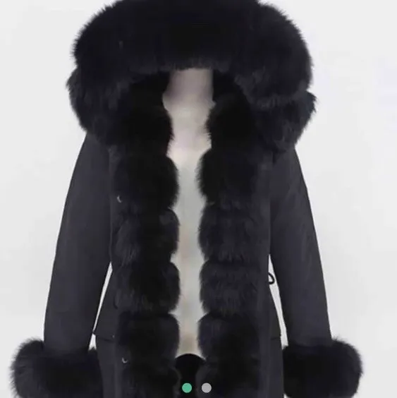 Säljer en svart äkta päls vinter jacka från garoff. ”Black real fox fur exclusive parka hit”. Köptes för 4000kr men säljs nu för 2500kr. Har bara använts 1 vinter och är i topp skick, kvitto finns. Storlek S. Jackor.