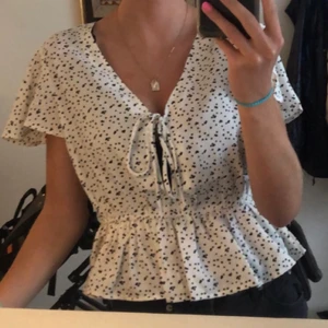 Topp - Säljer denna söta prickiga topp från nakd i storlek S. Använd 2-3 ggr max. 