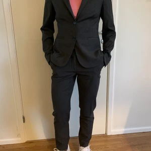 Grå kostym från MQ Stockhlm i stl 36 - Grå kostym från MQ Stockhlm i stl 36, knappt använd, säljes för 450:-, nypris 1499:- för kavajen och 999:- för byxorna. Kostymen är i ullmix så den faller snyggt när man bär den. 