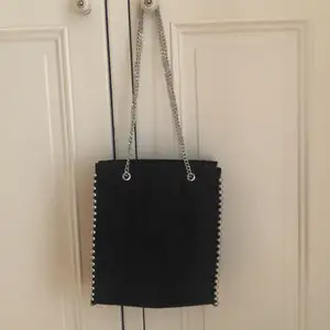 En svart mocka väska från Zara (vet ej om det är äkta) rymmer mycket, har tre fack. Använd ca 5 ggr. Nypris 600