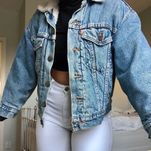 Levis jacka - Säljer min gosiga vintage jeansjacka från Levis med fluff/teddy inuti 🤎 Passar för både höst, vinter och vår! Pris inkl frakt 450 :- | Nypris 1299 :-