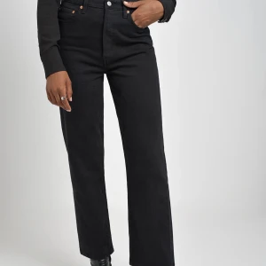 Raka Levis jeans - Svarta, raka, högmidjade Levis jeans i mycket bra skick! Jag är 165 och passar mig bra i längden! Skriv privat om ni undrar något:) nypris va 1200kr men säljer för 500kr pluss frakt eller högsta bud