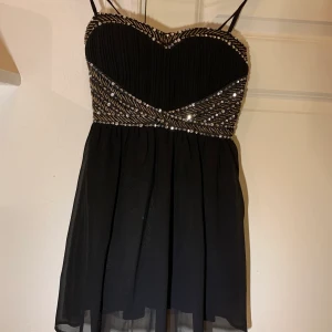 Klänning med detaljerad byst - Fest klänning perfekt för ex nyår. Svart med detaljerad byst. Använd 1 gång. Därav väldigt bra skick, bra kvalite. Från bubbleroom. Storlek XS normal i storleken