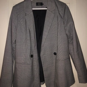 Rutig kavaj, strl 36 - Knappt använd. Passar bra till allt. 