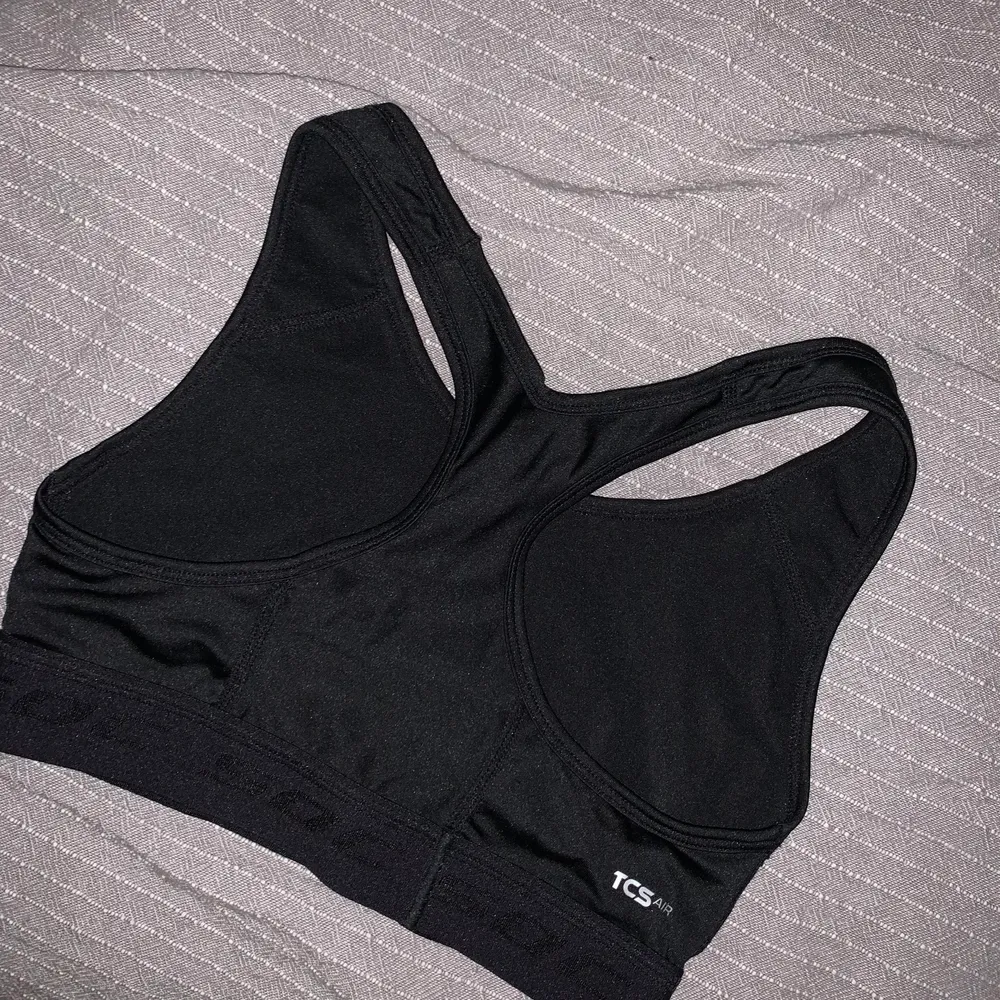 Säljer denna mycket fina sport-bh som är helt oanvänd då de tyvärr var för små för mig. Nypris: 100kr. Frakten är gratis för denna plagg🥰. Övrigt.