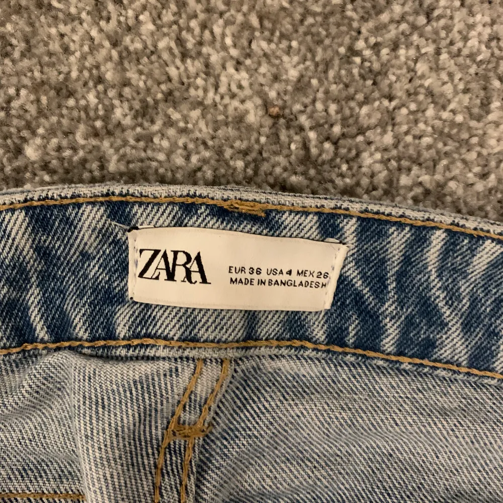 Säljer dessa trendiga jeans från Zara, avklippta nertill. Det finns en liten smink fläck (se bild 3) som ej går bort men den ser man knappt när man använder jeansen. Frakt ingår inte i priset💞 Buda gärna!. Jeans & Byxor.