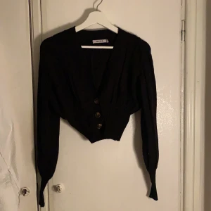Nakd kofta storlek S - En jättefin svart croppad kofta ifrån Nakd i storlek S. Använd ett fårtal gånger. 150kr. Hör av dig för fler bilder eller frågor☺️ (vet inte exakt hur mycket frakten är på så skrev 50kr, tror det är nått sånt)