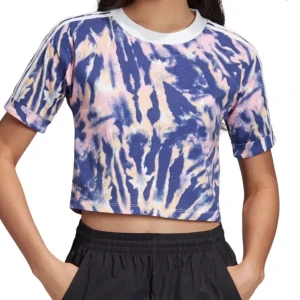 Adidas topp - se riktig färg på andra bilden.  Använd 3 gånger. Storlek M. Katt finns i hemmet! Frakt 44 kr 