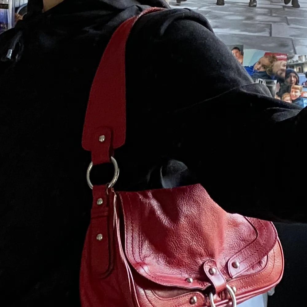 En jätte fin röd shoulderbag. Den är perfekt stolek och rymmer väldigt mycket. Kan mötas i stockholm annars står köparen för frakten!. Väskor.