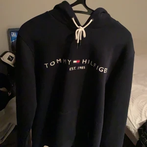 Tommy hilfiger  - Tommy Hilfiger hoodie storlek large. Använts 1 gång och säljs pga för stor för mig tråkigt nog. Köptes för 1000kr 