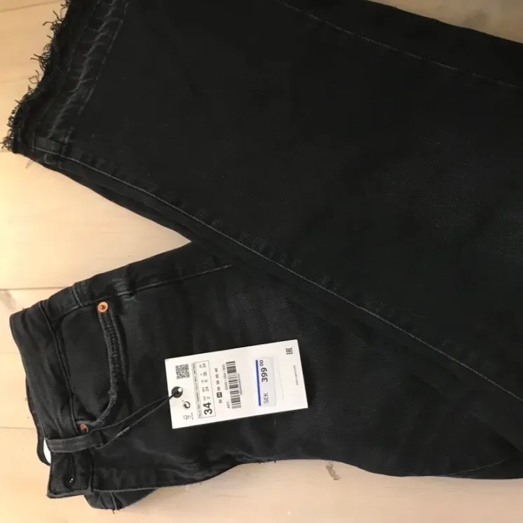 Säljer dessa svarta jeans från zara, helt oanvända med lappen kvar på, för små för mig som vanligt vis är storlek 38 så kan därför inte skicka bilder på💕frakt:79kr. Jeans & Byxor.