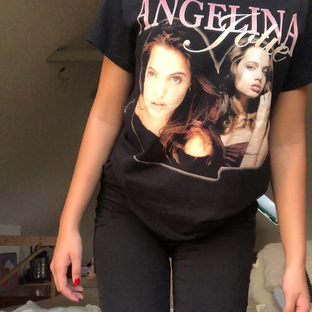 Fin Angelina Jolie T-shirt i bra kvalite med så fint tryck! Storlek xs/s beroende på hur man vill att den ska sitta! . T-shirts.
