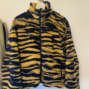 Tigerjacka från &other stories - Säljer en skitsnygg tigerjacka från other stories i storlek 38. Använd 2-3 gånger. Inköpspris 1300kr. Pris kan diskuteras.