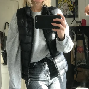 Svart väst - Svart väst från Mango, superfin och perfekt nu till till hösten. Är i storlek XS men passar också S💕 säljer för 150kr + frakt