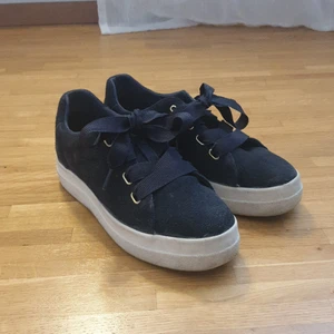 Gant sneakers - Säljer dessa fina gant sneakers storlek 37, endast använda ett fåtal gånger så de är som nya. Nypris: 1300kr.