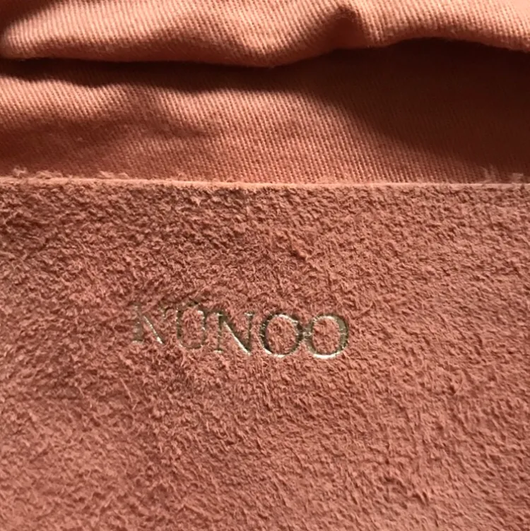 Säljer min näst intill nya nunoo väska som är lite rosa aprikos aktig. Köpt för 1600kr. Köpare står för frakt. Modellen heter Ellie, och skriv för fler bilder eller frågor mm. Väskor.