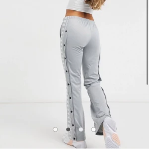 Kappa byxor - Endast använda två gånger, säljer eftersom dom inte kommer till användning! Dom är långa i benen på mig som är 169 cm lång 💖