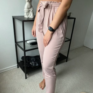 Gammelrosa byxor  - Rosa byxor från Bikbok i Stl L, är mer som en M. Använda 2 gånger, fint skick. 