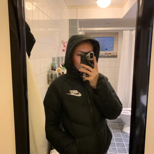 Vinterjacka  - Säljer min knappt använda Nike jacka. Den är i nytt skick och säljer den för att jag är ute efter något nytt. Köpte den för 1200. Den är i barnstorleken M och sitter som en xs jacka i vuxenstorlek.