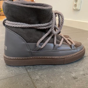 Intressekoll på mina inuikiis - Säljer mina knappt använda inuikiis. Väldigt populära och varma till höst/vinter ! Storlek 39 men passar 38 och möjligtvis 39! Nypris 2600 kr