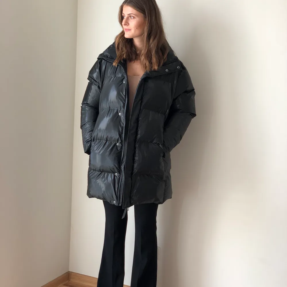 Brand new black puffy coat by Rains. Size M/L. Jackor.